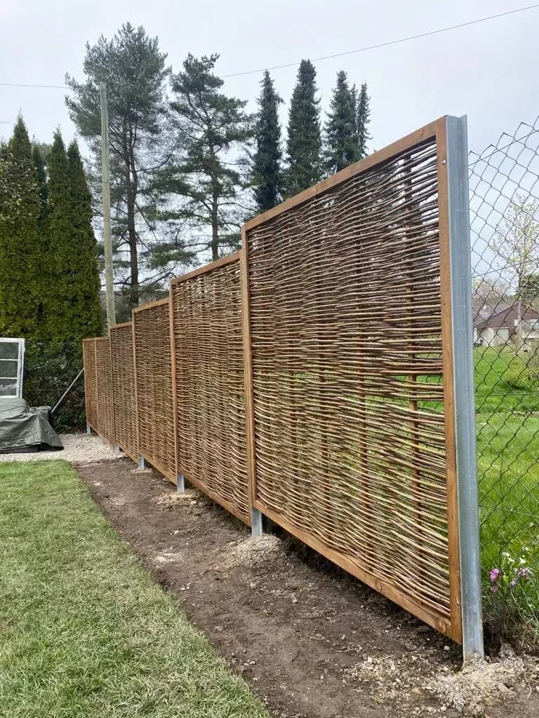 Stabiler Weidenzaun mit Holzrahmen Zürich
